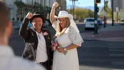 Nicoles und Saschas Ausflug nach Las Vegas endet mit einem überraschenden Heiratsantrag, und die beiden erneuern ihr Ehegelübde in einer waschechten Las Vegas-Hochzeit.