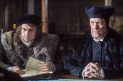 Richard Riche (Tom Mothersdale, li.) und Stephen Gardiner (Alex Jennings, re.) verhören Thomas Cromwell.