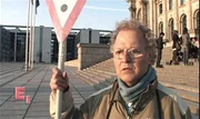 Dieter sieht sich als Opfer deutscher Behördenwillkür. In zahlreichen Aktenordnern ist sein jahrelanger Kampf gegen diverse "Ungerechtigkeiten" protokolliert. Deshalb will Dieter mit einer Ein-Mann-Demonstration vor dem Reichstag dem deutschen Staatsoberhaupt seinen Missmut deutlich machen.
