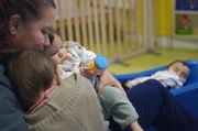 In Frankreich ist eine Betreuungskraftkraft für vier bis fünf Kinder unter drei Jahren erforderlich. Der Betreuungsschlüssel variiert in Europa von Land zu Land.