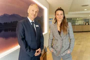 Welche Folgen kann Perfektionismus haben und wie nutzen wir unser Streben danach am besten? Biologin Jasmina Neudecker (r.) fragt nach bei Prof. Dr. Ulrich Voderholzer (l.)