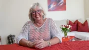 Renate, 68, Export-Mitarbeiterin i.R. aus Salzburg, ist auf der Suche nach einem jüngeren Partner. „Ich hab die Erfahrung gemacht, dass Männern, die älter sind als ich, mein aktives Leben zu viel ist“, erzählt die 68-jährige Salzburgerin. Der neue Mann an ihrer Seite darf ruhig bis zu zehn Jahre jünger sein. Ehrlichkeit und Treue sind ihr besonders wichtig – idealerweise bringt ihr künftiger Partner auch Begeisterung für den Golfsport mit. Ein weiterer Wunschtraum: Ein Mann mit südländischem Charme. „Ich steh‘ eher auf dunkle Typen“, sagt sie schmunzelnd. Kein Wunder, denn Renate lebte in ihren Zwanzigern sechs Jahre lang im Ausland: „Ich habe als Au Pair gearbeitet und als Dolmetscherin, ich spreche vier Fremdsprachen.“ Ihr Zukünftiger sollte also unbedingt reiselustig sein – das ist bis heute ihr großes Hobby. Verheiratet war Renate nie, weil sie viele Scheidungen in ihrer Familie erlebt hat. Aber wenn ihr Traummann vor ihr steht, könnte sie sich schon vorstellen Ja zu sagen. Auf jeden Fall blickt Renate voller Zuversicht in die Zukunft und wünscht sich eine neue Partnerschaft. Was ihr dabei besonders wichtig ist: „Er soll zärtlich sein und Romantik verstehen. Sex ist natürlich auch wichtig und gehört zu einer guten Partnerschaft dazu.“ Die Daumen sind gedrückt, dass sie ihre grande Amore findet!