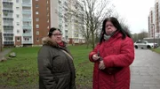 Pamela (re.) und Freundin Marita warten auf die Zahlungen vom Amt