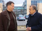 Prof. Simoni (Dieter Bellmann, re.) will in der Klinik nach dem Rechten schauen. Als er vor der Klinik auf Dr. Heilmann (Thomas Rühmann, li.) trifft, erfährt er, dass gerade eine Art prominenter Patient in der Klinik weilt, der auf einen OP-Fehler Brentanos pocht.