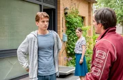 Jörg Cordes (Hannes Wegener, r.) sucht nach seiner Haftentlassung den Kontakt zu seinem Sohn Tobias (Luke Matt Röntgen, l.). Doch der hält ihn seit Jahren für einen Mörder (mit Annika Kuhl, h.).