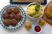 In Österreich: Noemi und Laura haben vegane Knödel zubereitet.