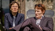 Debbie (Sonja Romei) und René (Felix Oitzinger) erwarten die Gäste.