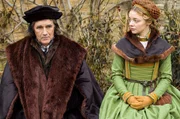 Thomas Cromwell (Mark Rylance) spricht mit seiner Tochter Jenneke (Ellie de Lange) über eine wichtige Entscheidung.