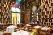 In Paris hat der weltweit bekannte Chefkoch Alain Ducasse in einem Stadtpalais aus dem 19. Jahrhundert ein Restaurant eingerichtet, das an die Tradition der großen Pariser Salons anknüpft.