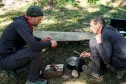 v.li.: Armin und Marco verwerten ihren Hasen bis zum letzten Stück. Aus den Knochen wollen sie eine kräftige Bouillon kochen. Sie schrecken auch nicht davor zurück, dass inzwischen schon Schmeissfliegen ihre Eier auf dem Fleisch abgelegt haben.
