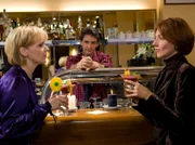 Pia (Hendrikje Fitz, rechts) spricht sich bei Kathrin (Andrea Kathrin Loewig, links) aus. Pia findet die Pläne ihres Mannes Roland, nach Mosambik zu gehen, völlig absurd. Doch als Freddy (Luca Zamperoni) ihr eine neue Cocktailkreation hinstellt, den er zynischerweise "Mosambik" getauft hat, ist Pia wieder etwas milder gestimmt.