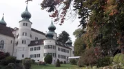 Die bemerkenswerten Zwiebeltürme des Schloss Artstetten aus dem umfangreichen Schlosspark betrachtet. Die bemerkenswerten Zwiebeltürme des Schloss Artstetten aus dem umfangreichen Schlosspark betrachtet.