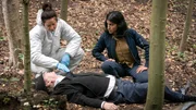 Vivian Peters und Annika Kröger untersuchen die Leiche im Wald.