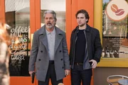 Alden Parker (Gary Cole, l.); Travis Jacobs (Austin Cauldwell, r.)