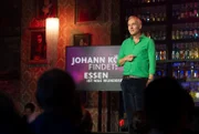 In seiner neuen, im Bonner Pantheon aufgezeichneten TV-Show „Johann König findet: …“ widmet sich der Gastgeber Johann König Woche für Woche einem großen Thema. Unterstützt wird der Humorarbeiter der Extraklasse von einer hochkarätigen Riege großartiger Comedians.