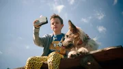 Flori (Leon/Lino de Greiff) mit seinem Racko. Flori nimmt eine Videobotschaft für Herrn Angerer auf.