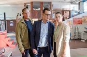 Finn (Sven Martinek, l.), Nina (Julia E. Lenska, r.) und Lars (Ingo Naujoks, M.) sehen sich den Tatort genau an. Kommt als Täter wirklich nur ein trainierter Boxer in Frage?
