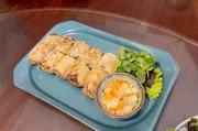Frühlingsrollen aus feinem Reispapier und einer Füllung mit Hackfleisch und Gemüse sind in Vietnam äußerst beliebt.