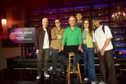 In seiner neuen, im Bonner Pantheon aufgezeichneten TV-Show „Johann König findet: …“ widmet sich der Gastgeber Woche für Woche einem großen Thema. Unterstützt wird der Humorarbeiter der Extraklasse von einer hochkarätigen Riege großartiger Comedians. Johann König (Mitte) mit seinen Gästen v.l.n.r. Michael Mittermeier, Hinnerk Köhn, Ivan Thieme, Florentine Osche, Tony Bauer.
