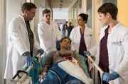 Dr. Marc Lindner (Christian Beermann, li. mit Komparse, 2.v.l.), Dr. Leyla Sherbaz (Sanam Afrashteh, 2.v.r.) und Dr. Theresa Koshka (Katharina Nesytowa, re.) bringen Jan Kästner (Raul Richter, mi.) mit einer schweren Pfählungsverletzung sofort in den OP.
