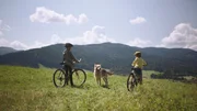 Flori (Leon / Lino de Greiff), Racko und Fee (Joline Letizia Schwärzler) beim Mountainbiken.