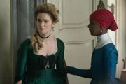 Camille (Alice Englert, l.); Victoire (Kosar Ali, r.)