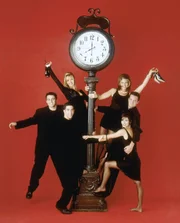 (2. Staffel) - Auch in elegantem Outfit können sich die Freunde sehen lassen (v.l.n.r.): Joey (Matt LeBlanc), Ross (David Schwimmer), Phoebe (Lisa Kudrow), Rachel (Jennifer Aniston), Monica (Courteney Cox) und Chandler (Matthew Perry).