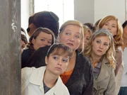 Marie (Marianne Sägebrecht, Mitte) und ihre Kolleginnen Jeanette (Sarah Alles, li. vorne), Ulrike (Julia Schmidt, li. hinten), Babs (Eva Hassmann, 2.v.re.) und Petra (Tatjana Alexander, re.) haben einen Plan ausgeheckt, um ihre Firma vor der Schließung zu bewahren.