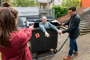 Die Kommissare Julia Schröder (Anika Baumann, l.) und Alexander Witte (Jannik Mioducki, r.) stellen den flüchtigen Ben Kuntze (Harry Schäfer, M.) nach einer wilden Verfolgungsjagd durch die Stadt.
