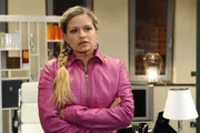Wundert sich über die verhaltene Reaktion ihres Bruders: Mia (Josephine Schmidt) ...
