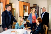 ARD ROTE ROSEN FOLGE 1539, am Montag um 14:10 Uhr im ERSTEN. Sönke (Bo Hansen, l.), Jule (Kim-Sarah Brandts, 2.v.l.), Britta (Jelena Mitschke, 2.v.r.) und Johanna (Brigitte Antonius, 2.v.r.) finden es sehr mutig von Thomas (Gerry Hungbauer, r.), den Umweltskandal öffentlich machen zu wollen.