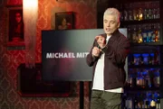 In seiner neuen, im Bonner Pantheon aufgezeichneten TV-Show „Johann König findet: …“ widmet sich der Gastgeber Johann König Woche für Woche einem großen Thema. Unterstützt wird der Humorarbeiter der Extraklasse von einer hochkarätigen Riege großartiger Comedians. - Mit dabei: Michael Mittermeier