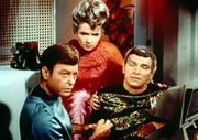 Als Spocks Vater Sarek (Mark Lenard, r.) verdächtigt wird, einen Mord begangen zu haben, erleidet er einen Herzanfall. Seine Frau Emily (Jane Wyatt, M.) ruft sofort Dr. McCoy (DeForest Kelley, l.) zu Hilfe...