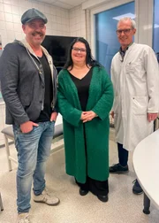 Doc Esser (l) mit Manuela Severino (Mitte), die am multimodalen Konzept des St. Franziskus- Hospitals in Köln unter der Leitung von Dr. med. Karl-Peter Rheinwalt (r, Chefarzt für Adipositas- ,Metabolische und Plastische Chirurgie) teilnimmt. Das Programm aus Ernährungstherapie, Bewegungsprogramm und Verhaltenstherapie hat er mitentwickelt. Wenn alle Schritte durchlaufen sind, dann wird Manuela eine Magen-OP bewilligt werden. Doc Esser (l) mit Manuela Severino (Mitte), die am multimodalen Konzept des St. Franziskus- Hospitals in Köln unter der Leitung von Dr. med. Karl-Peter Rheinwalt (r, Chefarzt für Adipositas- ,Metabolische und Plastische Chirurgie) teilnimmt. Das Programm aus Ernährungstherapie, Bewegungsprogramm und Verhaltenstherapie hat er mitentwickelt. Wenn alle Schritte durchlaufen sind, dann wird Manuela eine Magen-OP bewilligt werden.