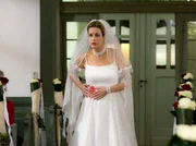 In der Nacht vor ihrer Hochzeit hat Sarah (Alexa Maria Surholt) einen Traum ... sie hat Blut am Kleid. Als sie aufwacht, ist Benjamin da und versucht sie zu beruhigen.