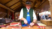 Die Dolomiten, Meran und Bozen, Apfelstrudel und ein Speckfest - es gibt viele Gründe, Südtirol zu lieben. Eine Reise in eine atemberaubende Berglandschaft und zu leckerer alpenländischer Küche. - Südtiroler Speckfest.
