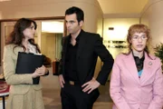 Rokko sorgt für Gesprächsstoff zwischen Mariella (Bianca Hein, l.), David (Mathis Künzler, M.) und Lisa (Alexandra Neldel, r.). (Dieses Foto von Alexandra Neldel darf nur in Zusammenhang mit der Berichterstattung über die Serie "Verliebt in Berlin" veröffentlicht und verbreitet werden.)