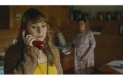 Eva (Ines Hollinger) erzählt Leo, dass sie noch länger bleiben muss ...