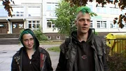 Alkohol, Betteln und Gewalt bestimmen den Alltag von Nico und Ramona. Vor zehn Monaten ist das Punker-Pärchen mit fünf Hunden aus der Schweiz nach Berlin gekommen. Jetzt ist die Frankfurter Allee ihr neues Zuhause.