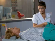 Schwester Arzu (Arzu Bazman, rechts) macht sich große Sorgen um Oberschwester Ingrid (Jutta Kammann).