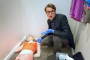 In einer Boutique wird Frederike Uhlig (Nora Quest, l.) tot in der Umkleidekabine gefunden. Dr. Sturm (Tobias Schenke, r.) erklärt, dass die junge Frau durch den Stich einer Kleiderschere getötet wurde.