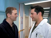 Professor Pommerenke (Arnfried Lerche, links) erkundigt sich bei Dr. Brentano (Thomas Koch) nach dem Zustand von seinem neuen Freund Hans Lambert.