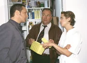 Kriminalkommissar Bongartz (Max Gertsch, li.) und sein Kollege Kehler (Wolfgang Bathke) durchsuchen Dr. Pfisters Praxis nach Beweismaterial. Die Arzthelferin (Tanya Neufeldt) ist den beiden Beamten behilflich.