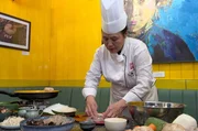 Köchin Madame Binh bereitet Nem zu.