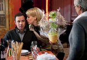 Klara (Wolke Hegenbarth, M.) kommt mit einem Blumentopf bewaffnet zu einem Abendessen zu Paul Kleinert (Felix Eitner, l.) und dessen Mutter Hermine Kleinert (Karin Schr&ouml;der, r.). Klaras Chef will, dass sie seine Freundin mimt.