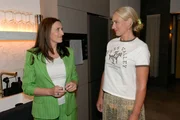 Maren (Eva Mona Rodekirchen, r.) versteht, dass Katrin (Ulrike Frank) ihre Tochter schützen will.