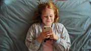 Lumi (Mai Aalto) erhält viele Textnachrichten.