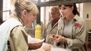 Bei der Essensausgabe steckt Ilse (Christiane Reiff, li.) Ginger (Nadine Warmuth, re.) ein Fläschen Rosenöl zu.