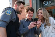 L-R: Joel McHale als Frank Shaw, Michael Rowland als Fred 'Shred' Taylor und Sarah Chalke als Yazmin