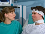 Bernd Sauer (Steffen Groth) hat sich bei dem Unfall starke Verätzungen im Gesicht zugezogen. Seine Frau Eva (Julia Bähre) versucht ihm beruhigend einzureden, dass das alles schon wieder wird. Doch der bis dahin selbstbewusste Bernd stürzt in eine tiefe Krise.
